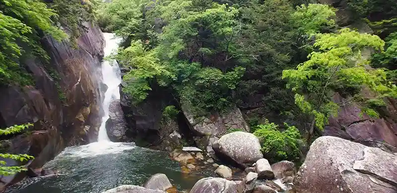 Shosenkyo gorge hiking and walking experience in Yamanashi